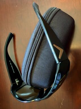 Callaway ladies Sunglasses w/ case. Gold V Accent.